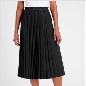 Athleta feather weight pleated midi skirt